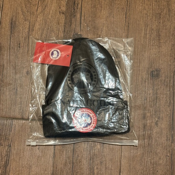 CANADA GOOSE BEANlE/HAT BLACK W/ RED LEBEL - Picture 3 of 3